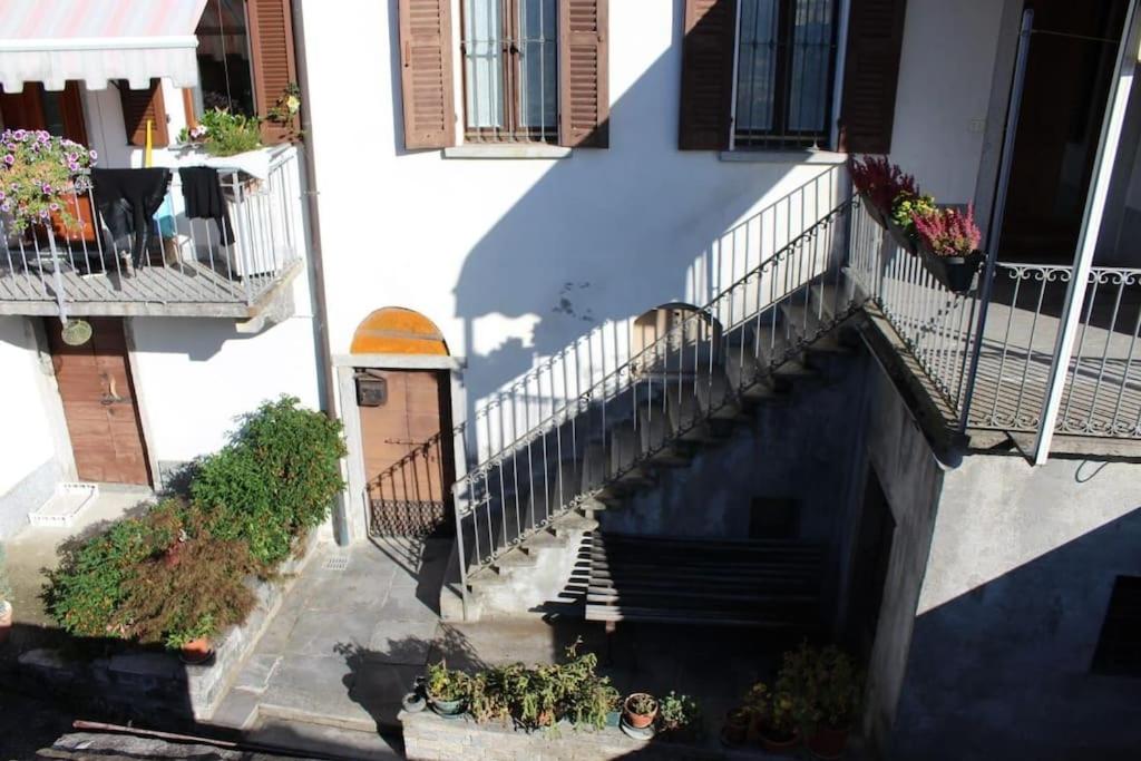 Trontanoにあるla casa nel prunentの建物の階段を上から見た写真