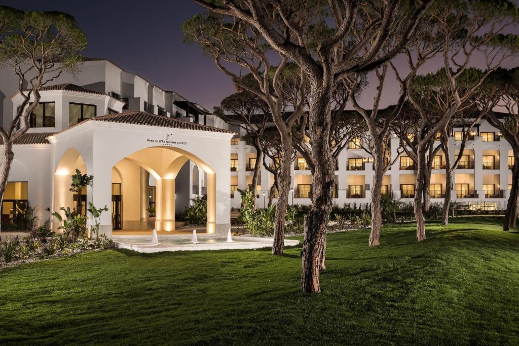 une séance de nuit sur l'extérieur d'un hôtel dans l'établissement Pine Cliffs Ocean Suites, a Luxury Collection Resort & Spa, Algarve, à Albufeira