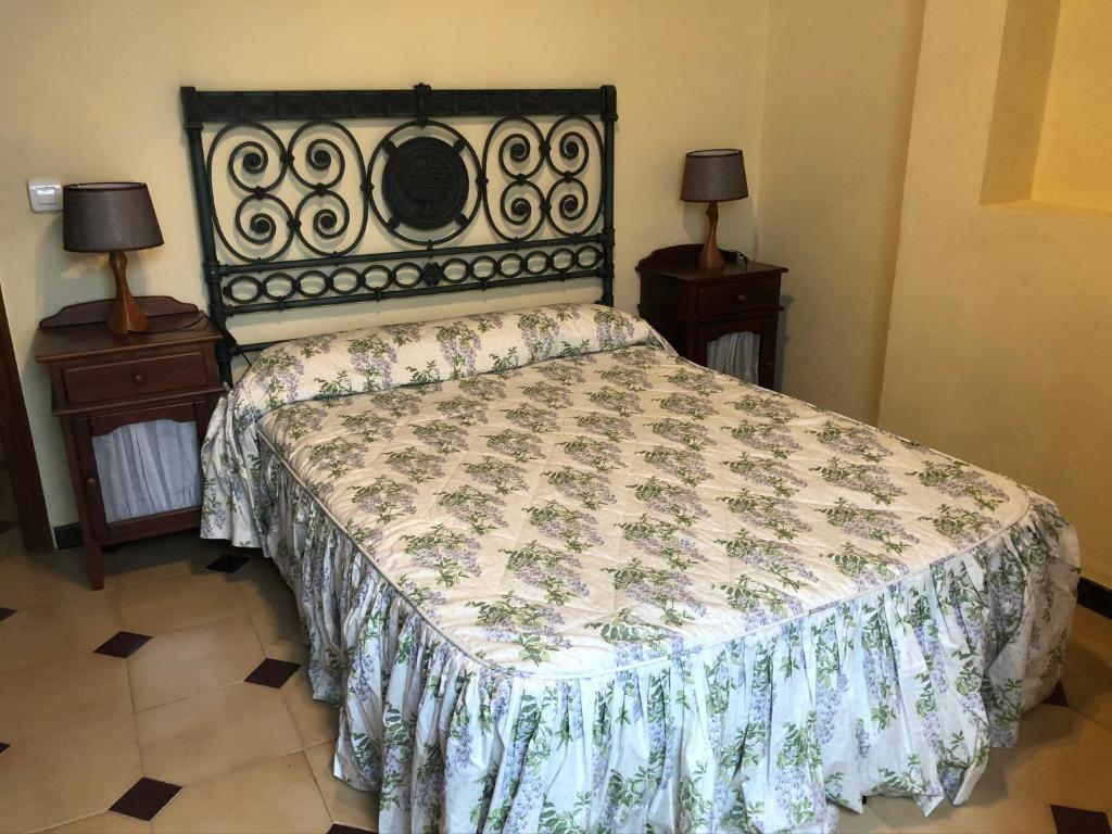 Łóżko lub łóżka w pokoju w obiekcie Casa Rociera Ángel Teresa