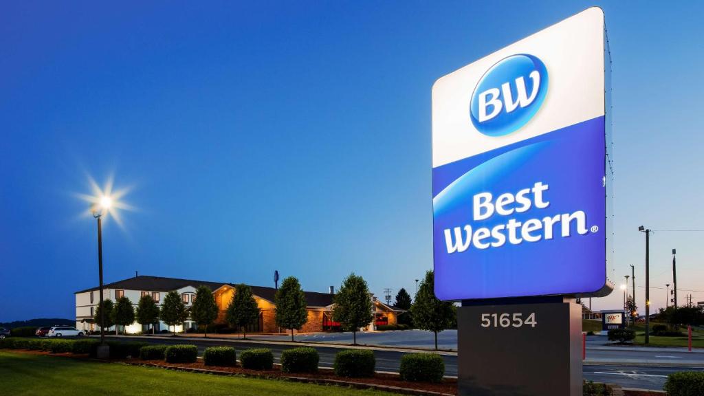 セント・クレアーズビルにあるBest Western St. Clairsville Inn & Suitesのbmwの西洋最高の看板