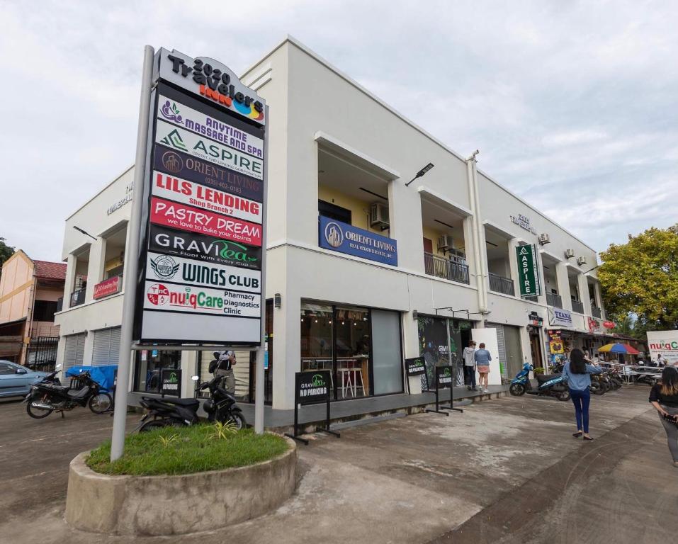 een straatbord voor een gebouw bij 2020 Travelers Inn in Dumaguete