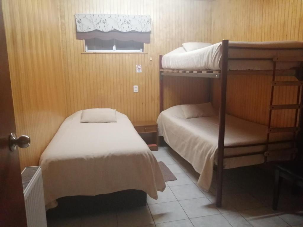 Postel nebo postele na pokoji v ubytování Hostal Copiapó Puerto Montt