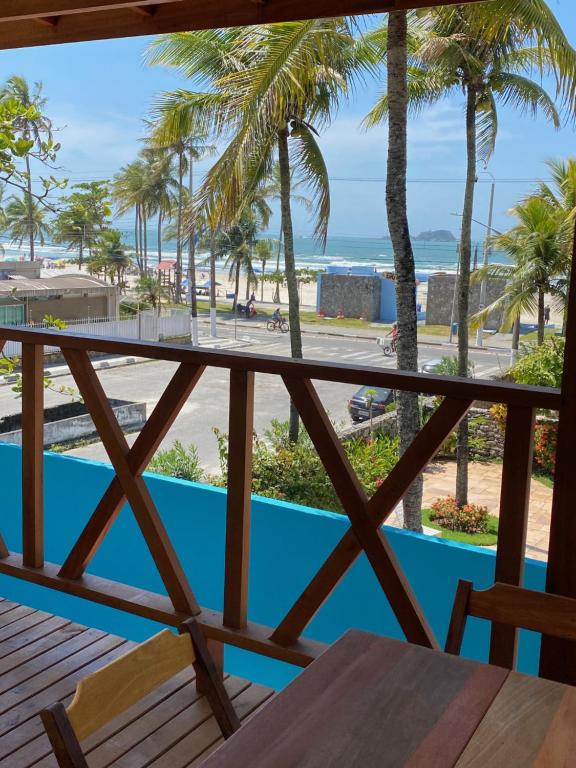 desde el balcón de un complejo con vistas a la playa en Santa Clara Pousada, en Guarujá