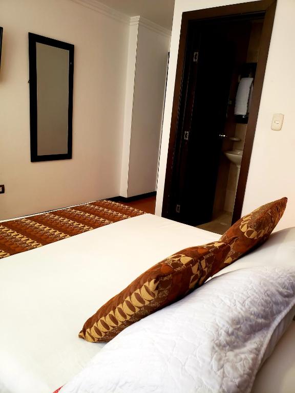 Postel nebo postele na pokoji v ubytování Hotel Fidenzi Bogotá