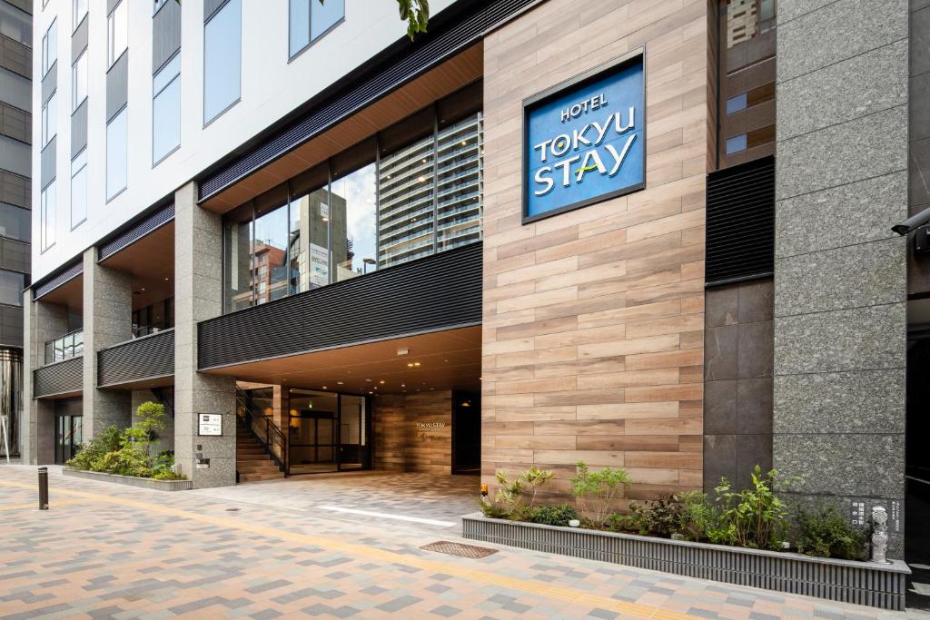 widok na przednią część budynku w obiekcie Tokyu Stay Shinjuku Eastside w Tokio