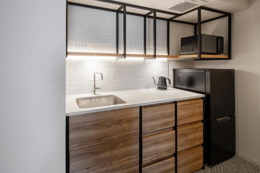 Kuchyň nebo kuchyňský kout v ubytování Tokyu Stay Shinjuku Eastside