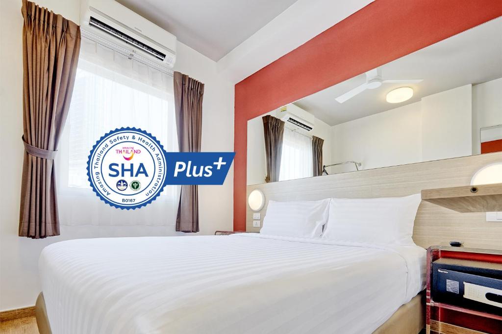 Postel nebo postele na pokoji v ubytování Red Planet Phuket Patong - SHA Extra Plus