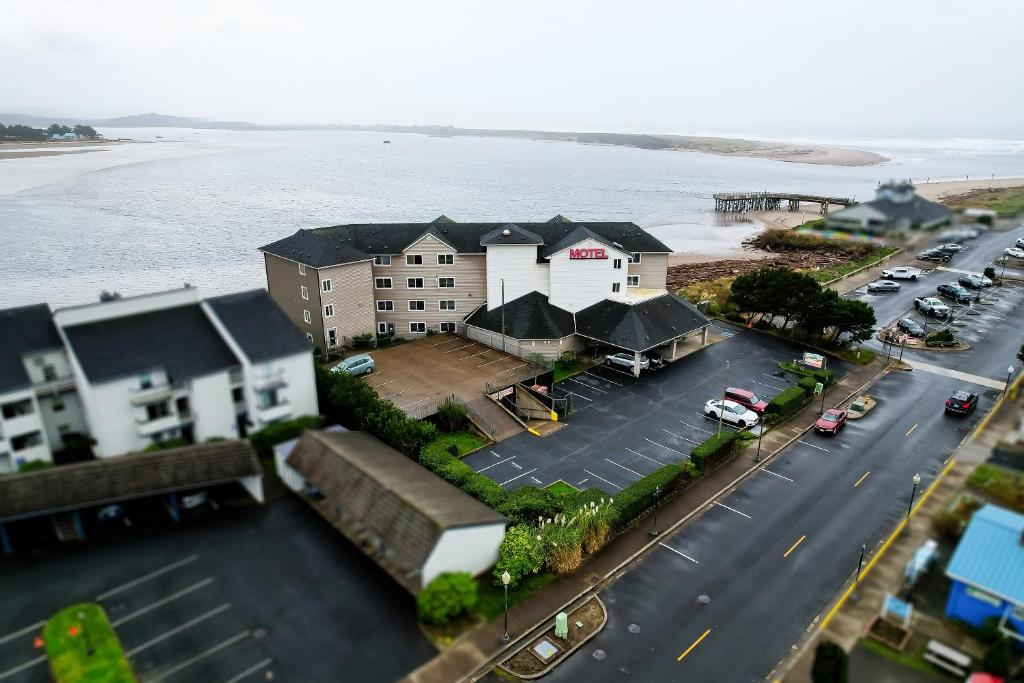 Letecký snímek ubytování Siletz Bay Beachfront Hotel by OYO Lincoln City