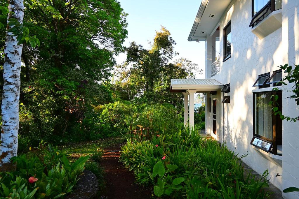 Villa Corazón - private beach at Lake Arenal - Deluxe Villa