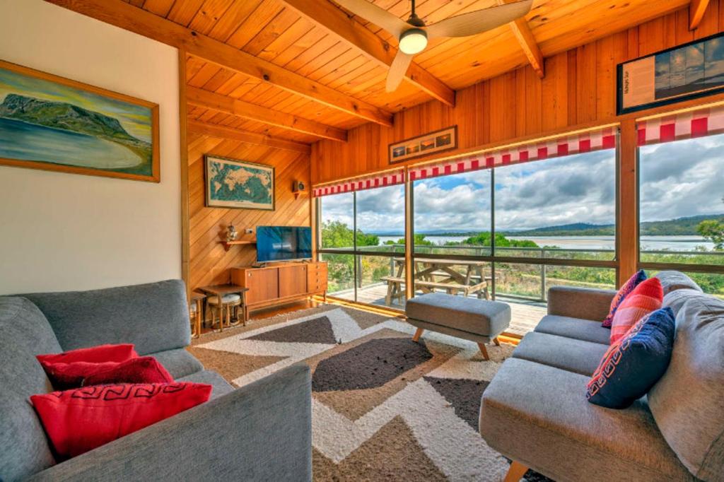 Swan Cove, Coles Bay (updated prices 2024)