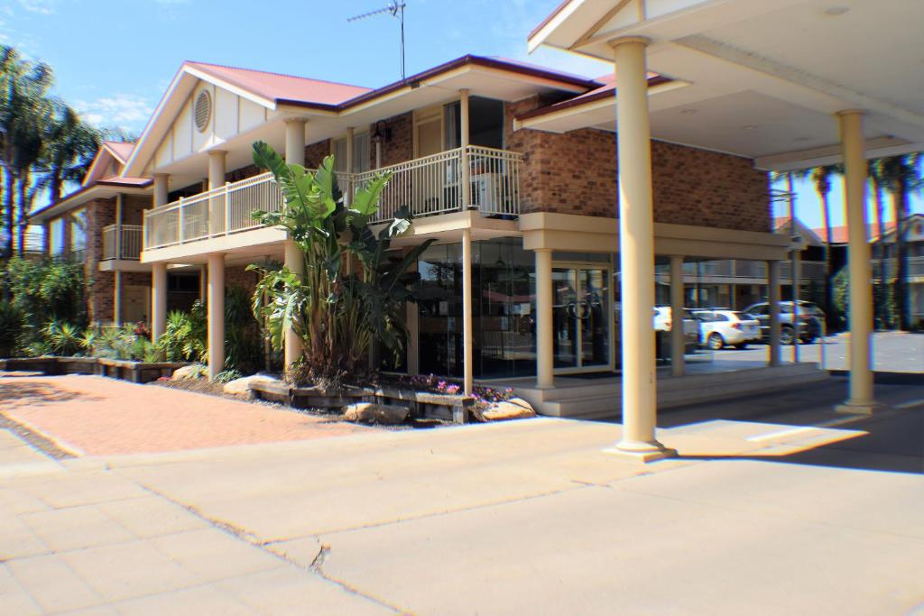 a building on the side of a street at The Oxley Motel Dubbo in Dubbo