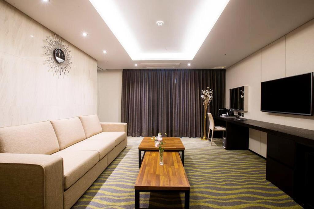 TV a/nebo společenská místnost v ubytování Gloucester Hotel Jeju