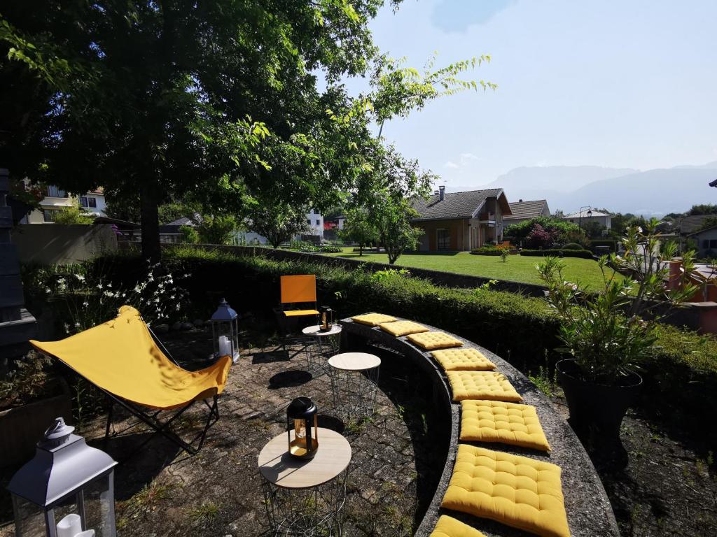 Zahrada ubytování Logis hôtel Annecy nord / Argonay