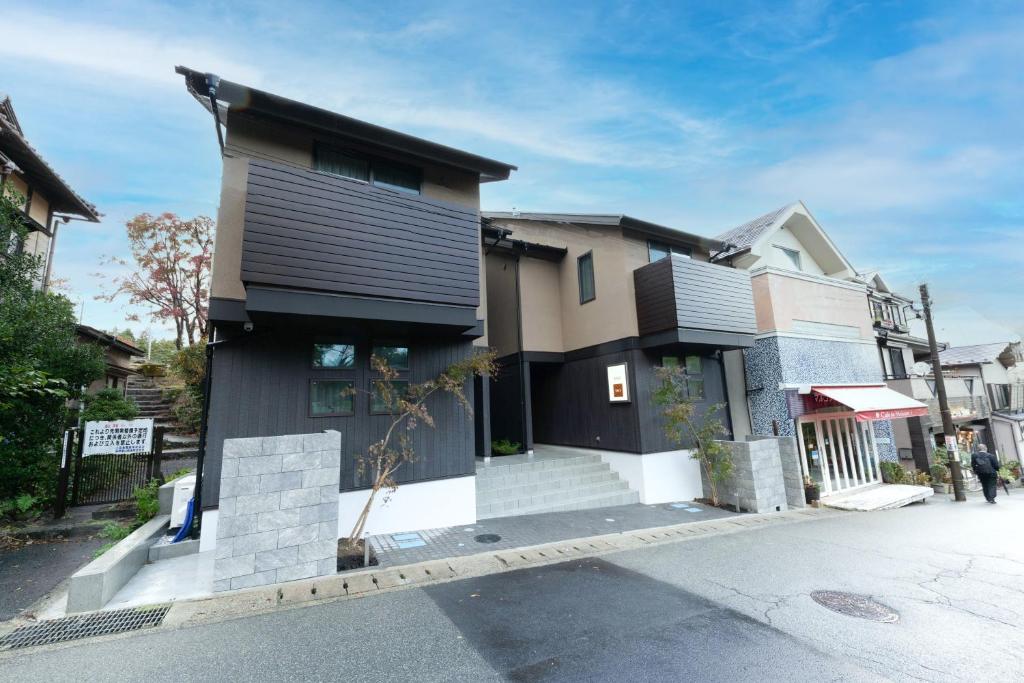 uma casa ao lado de uma rua em スタジオーネ 箱根強羅 East - Stagione Hakone Gora East em Hakone