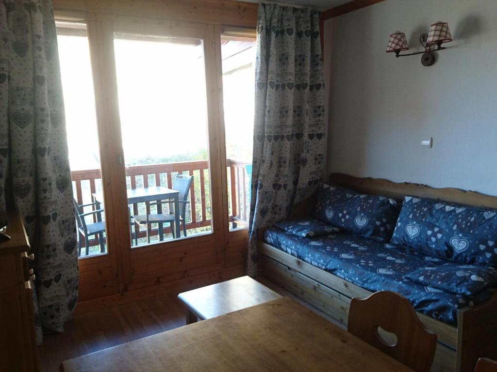 a living room with a couch and a balcony at Appartement Valloire, 2 pièces, 4 personnes - FR-1-263-399 in Valloire