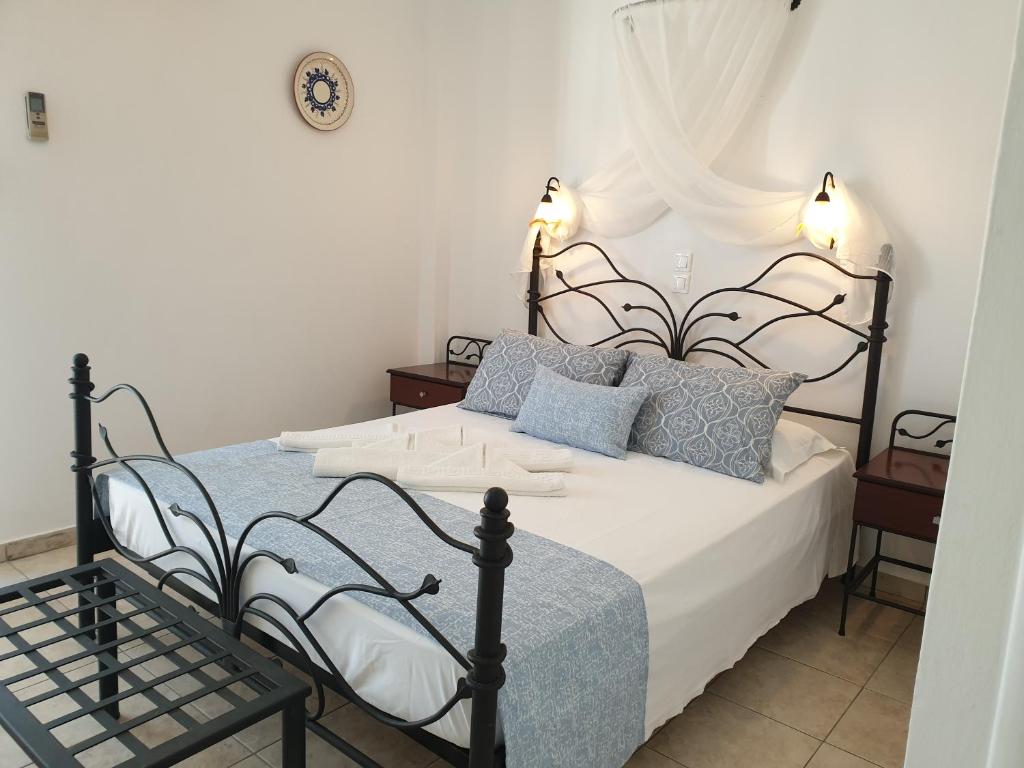 Łóżko lub łóżka w pokoju w obiekcie Sifnos Hotel Benaki