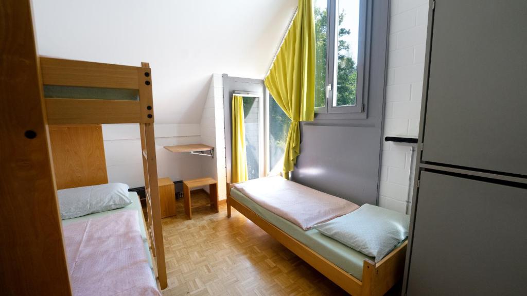 Postel nebo postele na pokoji v ubytování Luzern Youth Hostel