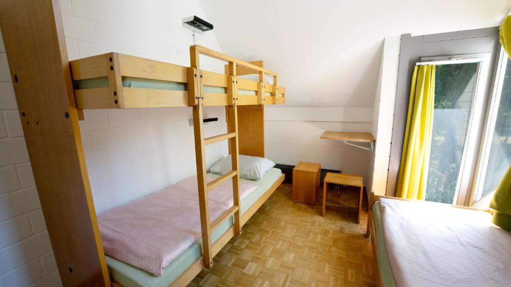 Postel nebo postele na pokoji v ubytování Luzern Youth Hostel