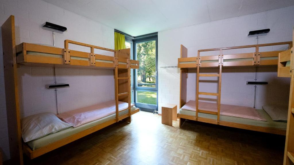 Postel nebo postele na pokoji v ubytování Luzern Youth Hostel