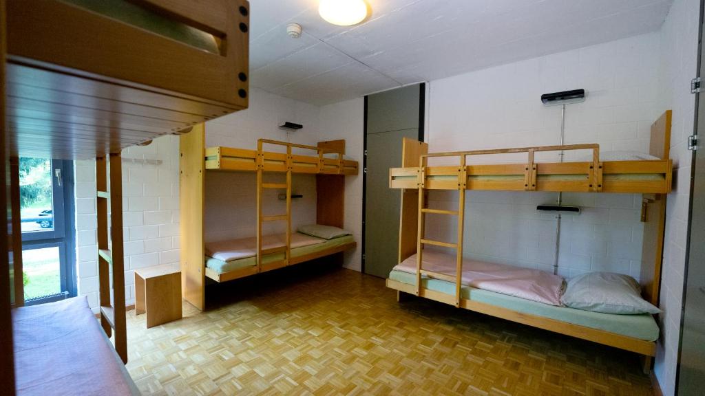 Postel nebo postele na pokoji v ubytování Luzern Youth Hostel