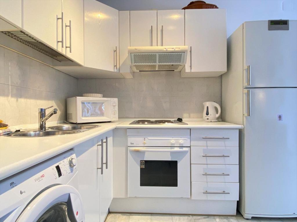 Kuchyňa alebo kuchynka v ubytovaní Verano Azul 32 Casasol Apartments