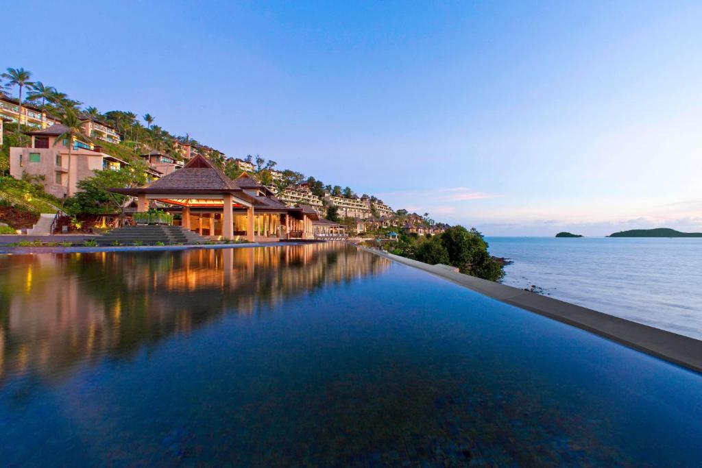 ein großer Wasserkörper mit Häusern und Gebäuden in der Unterkunft The Westin Siray Bay Resort & Spa, Phuket in Phuket