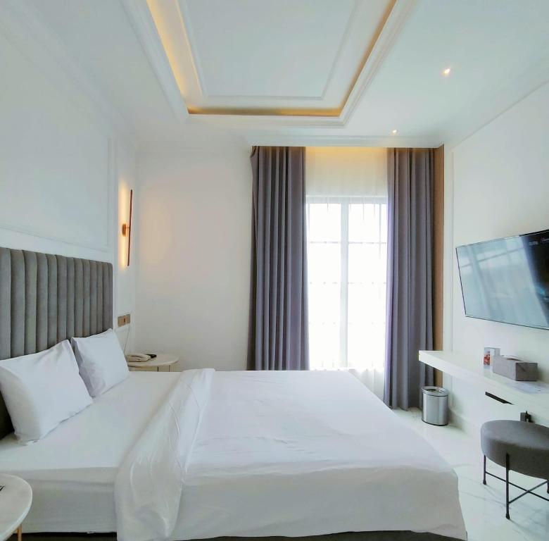 Postel nebo postele na pokoji v ubytování Kala Hotel Semarang