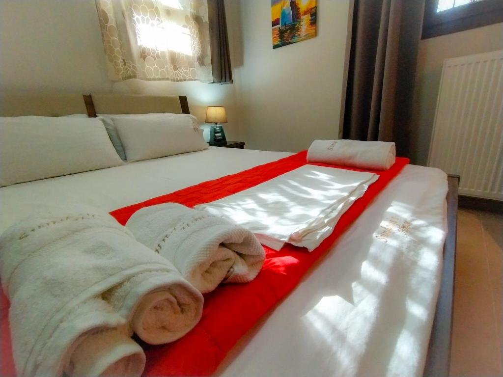 A bed or beds in a room at Sundays Family House/Studio