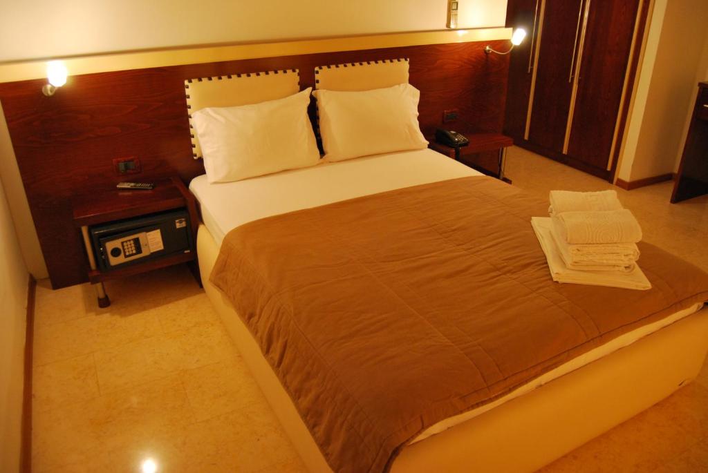 Postel nebo postele na pokoji v ubytování Hotel Panorama Sarande