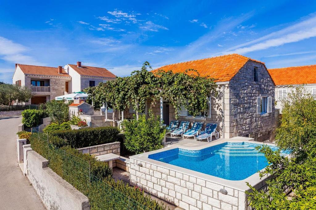 una casa con piscina en un patio en Green Garden House, en Korčula
