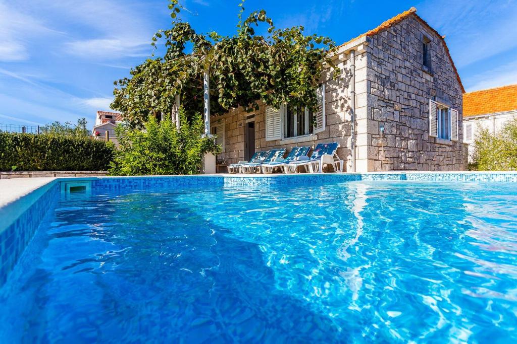 Green Garden House - Four Bedroom House With Pool