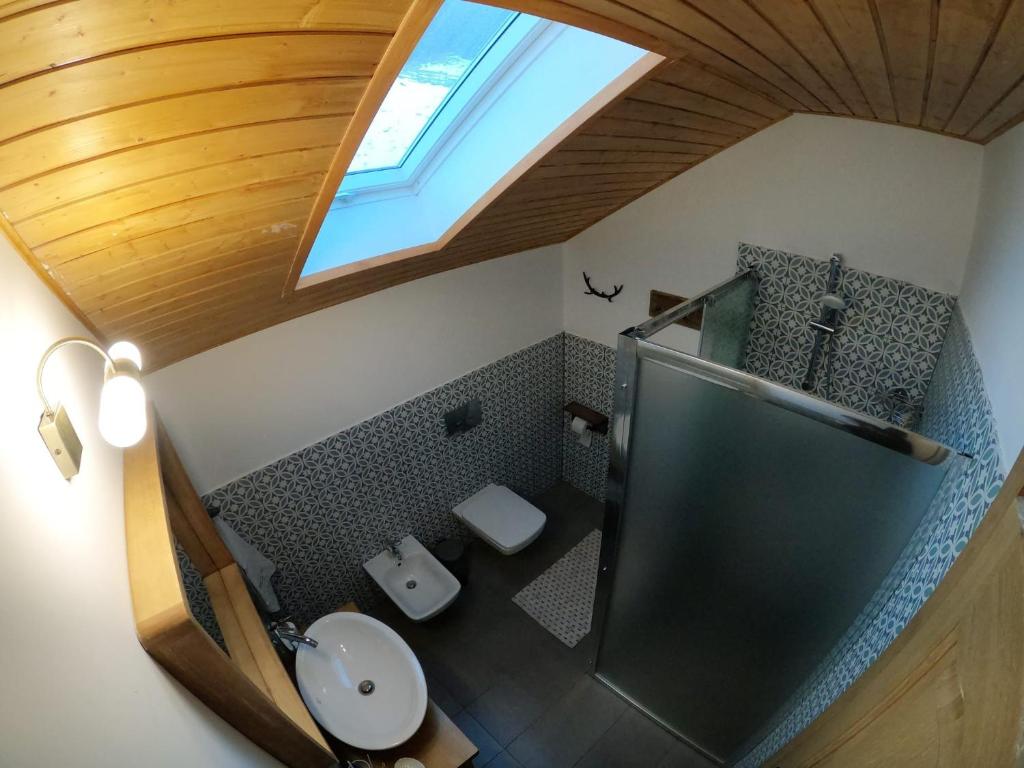 uma vista superior de uma casa de banho com uma clarabóia em Casa de sub Munte Fundata2 em Fundata