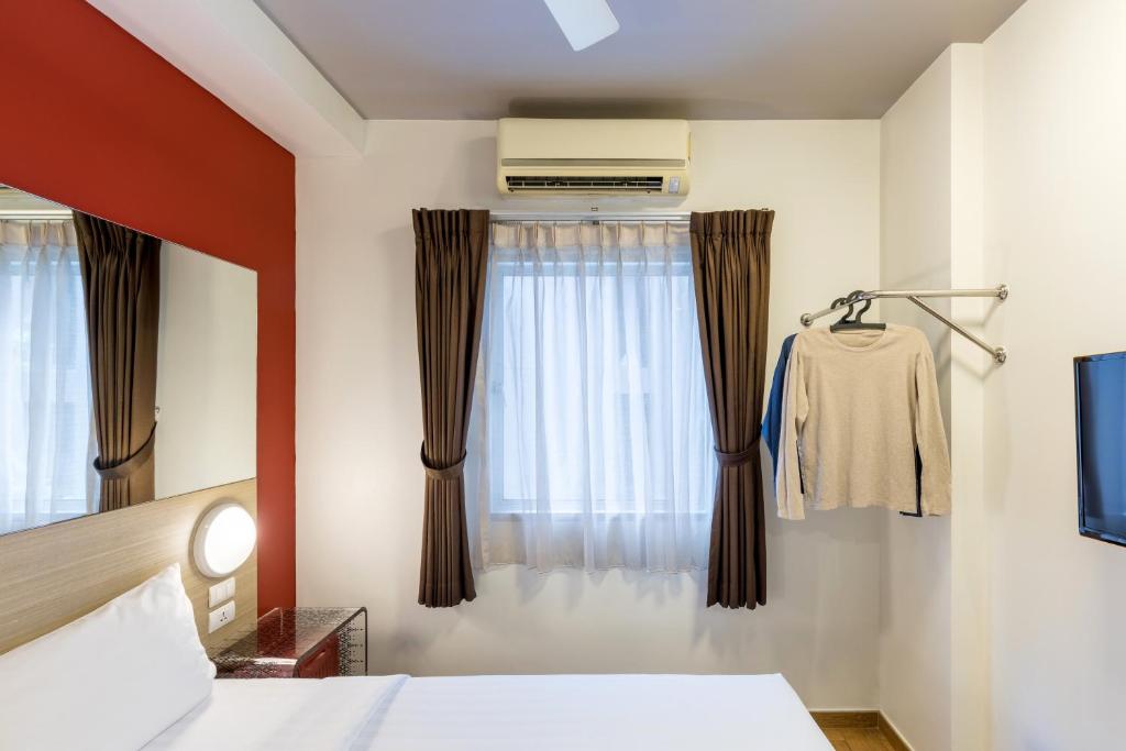 Postel nebo postele na pokoji v ubytování Red Planet Phuket Patong - SHA Extra Plus