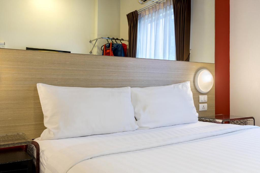 Postel nebo postele na pokoji v ubytování Red Planet Phuket Patong - SHA Extra Plus