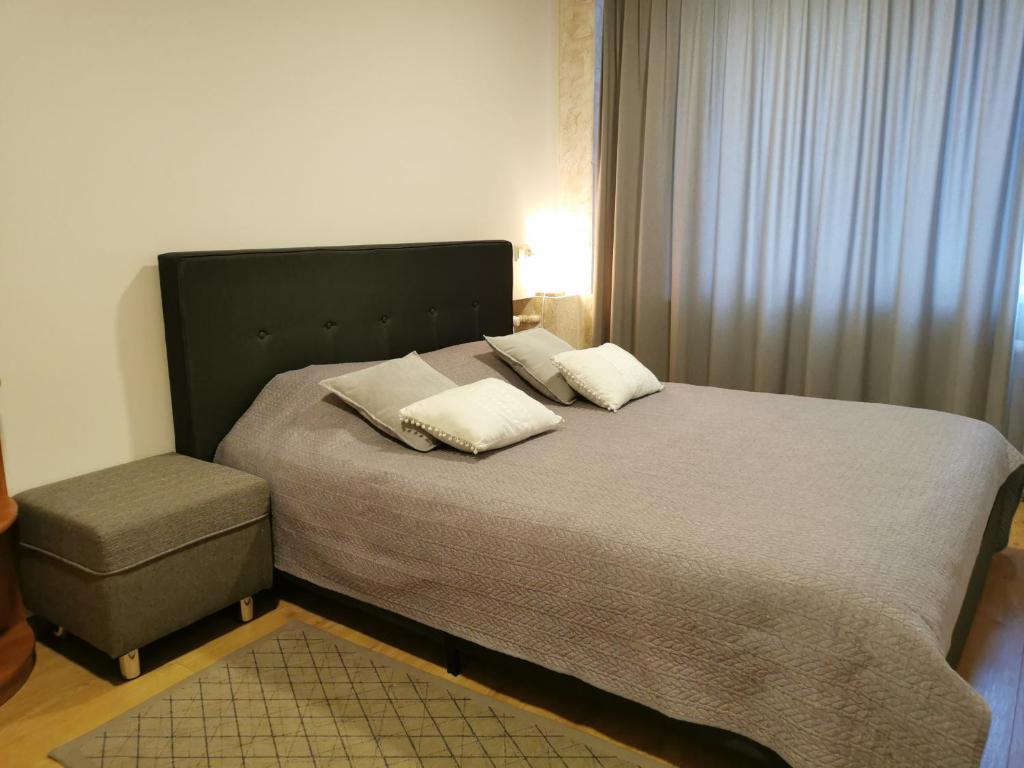 A bed or beds in a room at Central Apartments Nojus
