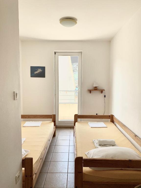 Łóżko lub łóżka w pokoju w obiekcie Apartments Happy Stay Center Baska