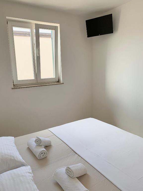 Łóżko lub łóżka w pokoju w obiekcie Apartments Happy Stay Center Baska