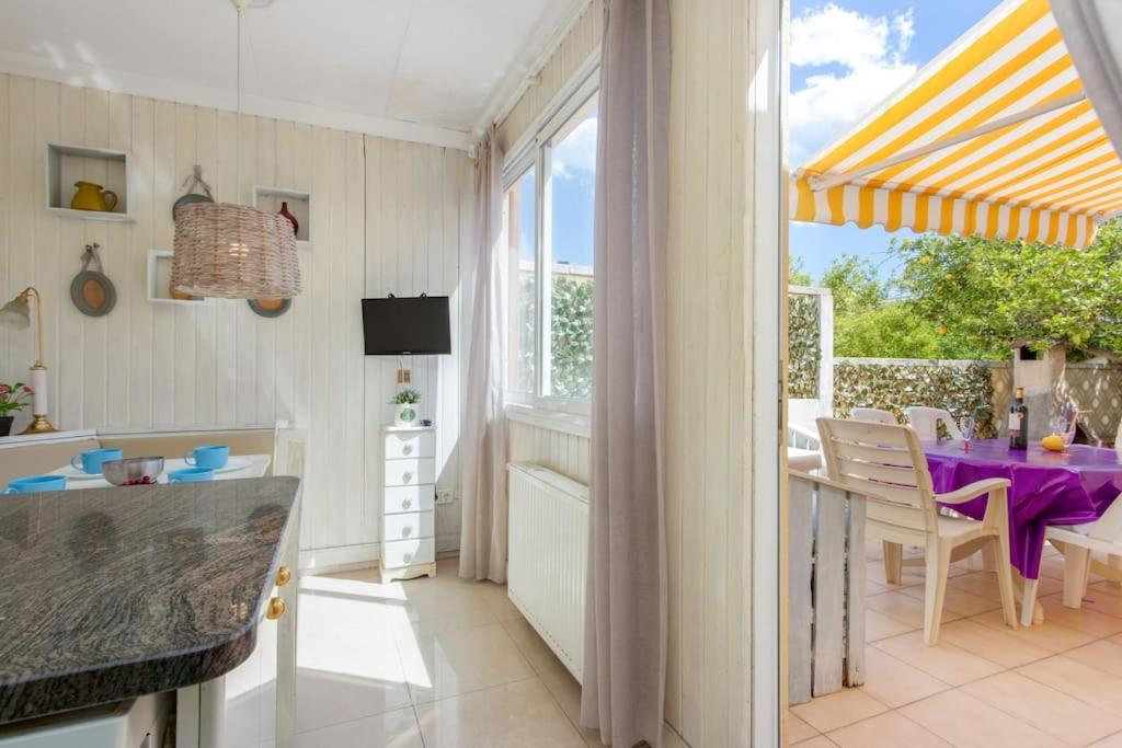 TV a/nebo společenská místnost v ubytování S46-CASA de VACACIONES CLIMATIZADA con PISCINA, en el CENTRO junto AL MAR, BARBACOA y WIIFI