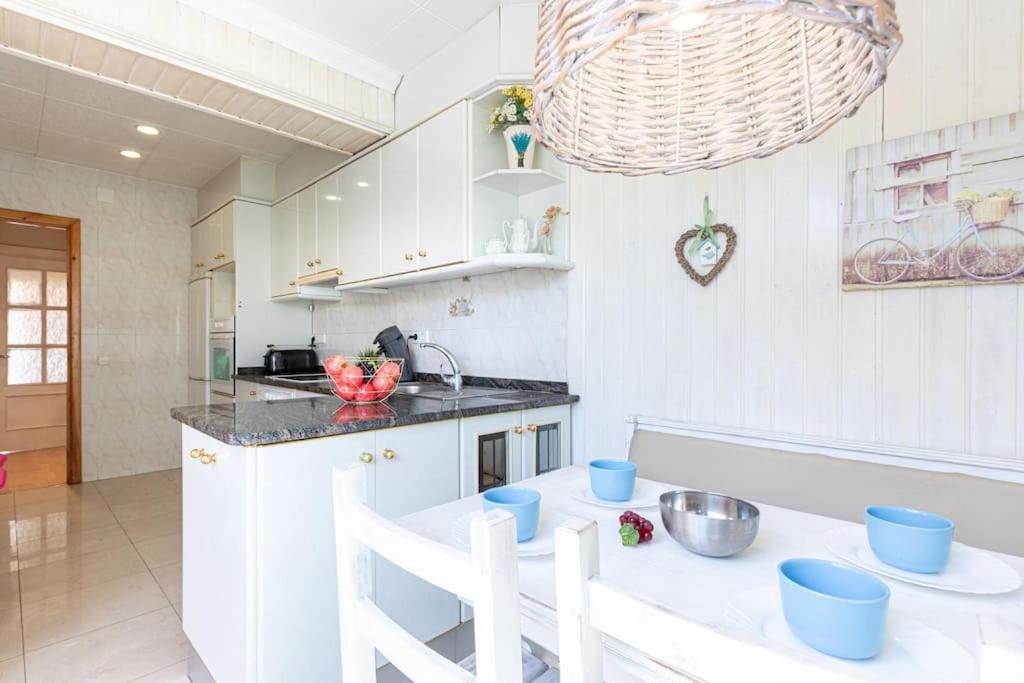 Kuchyň nebo kuchyňský kout v ubytování S46-CASA de VACACIONES CLIMATIZADA con PISCINA, en el CENTRO junto AL MAR, BARBACOA y WIIFI