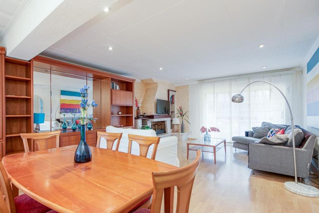 Posezení v ubytování S46-CASA de VACACIONES CLIMATIZADA con PISCINA, en el CENTRO junto AL MAR, BARBACOA y WIIFI