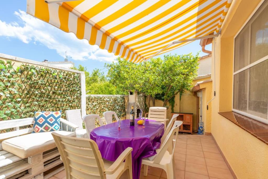 Balkón nebo terasa v ubytování S46-CASA de VACACIONES CLIMATIZADA con PISCINA, en el CENTRO junto AL MAR, BARBACOA y WIIFI