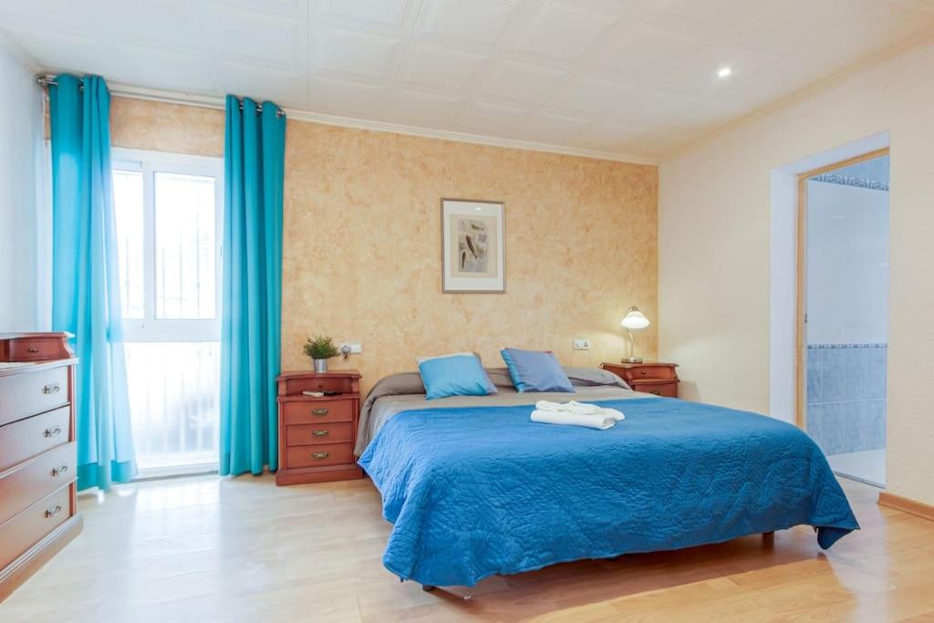 Postel nebo postele na pokoji v ubytování S46-CASA de VACACIONES CLIMATIZADA con PISCINA, en el CENTRO junto AL MAR, BARBACOA y WIIFI