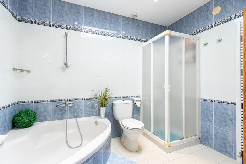 Koupelna v ubytování S46-CASA de VACACIONES CLIMATIZADA con PISCINA, en el CENTRO junto AL MAR, BARBACOA y WIIFI