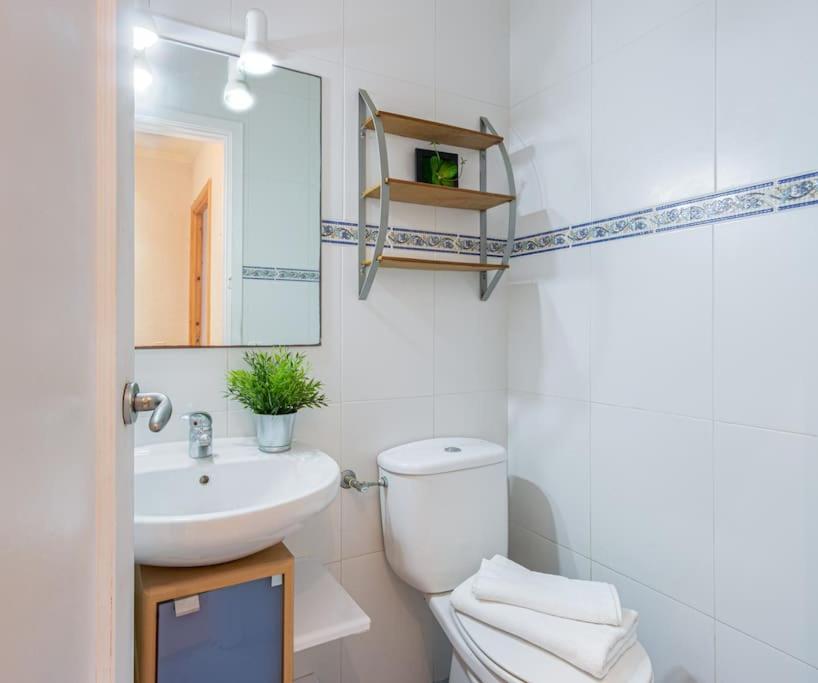 Koupelna v ubytování S46-CASA de VACACIONES CLIMATIZADA con PISCINA, en el CENTRO junto AL MAR, BARBACOA y WIIFI