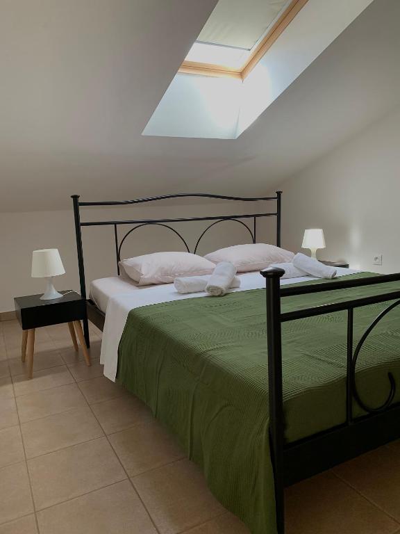 Łóżko lub łóżka w pokoju w obiekcie Apartments Happy Stay Center Baska