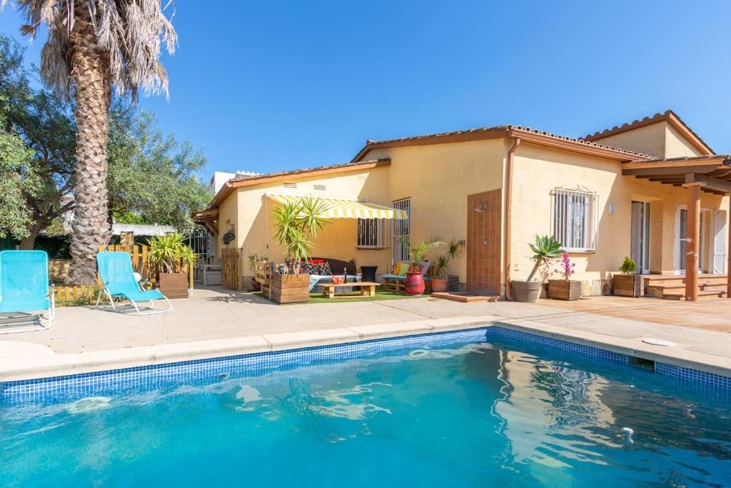 Bazén v ubytování S46-CASA de VACACIONES CLIMATIZADA con PISCINA, en el CENTRO junto AL MAR, BARBACOA y WIIFI nebo v jeho okolí