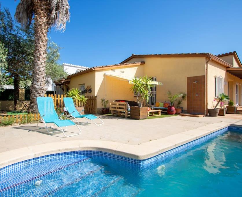 Bazén v ubytování S46-CASA de VACACIONES CLIMATIZADA con PISCINA, en el CENTRO junto AL MAR, BARBACOA y WIIFI nebo v jeho okolí