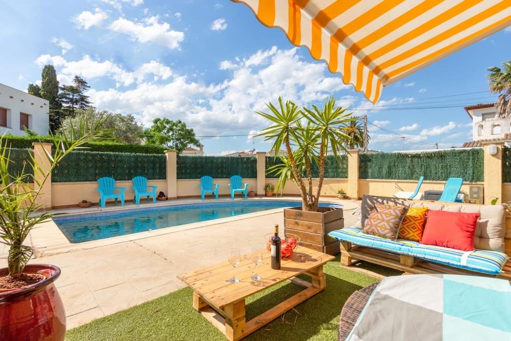 Bazén v ubytování S46-CASA de VACACIONES CLIMATIZADA con PISCINA, en el CENTRO junto AL MAR, BARBACOA y WIIFI nebo v jeho okolí