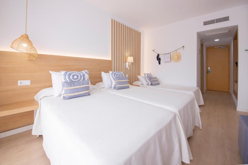 Postel nebo postele na pokoji v ubytování Hotel Cala Font