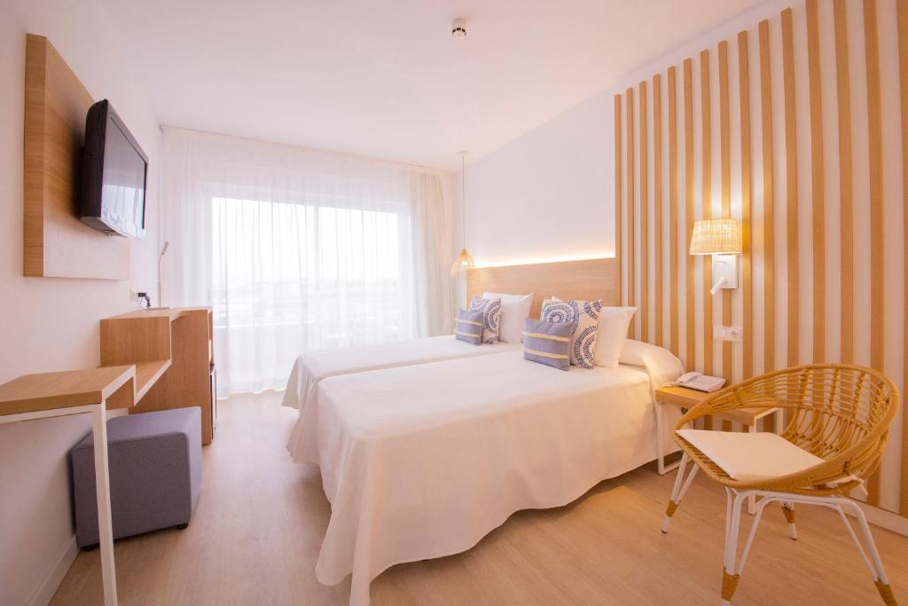 TV a/nebo společenská místnost v ubytování Hotel Cala Font